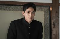 楽屋で、緊張した面持ちでスズ子を見る愛助（水上恒司）