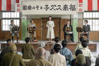 巡業で愛知の劇場に立つ「スズ子とその楽団」。左から、二村（えなりかずき）、三谷（国木田かっぱ）、スズ子（趣里）、四条（伊藤えん魔）、一井（陰山泰）