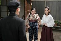 突然下宿先を訪ねて来た愛助（水上恒司）に驚くスズ子（趣里・右）と小夜（富田望生）