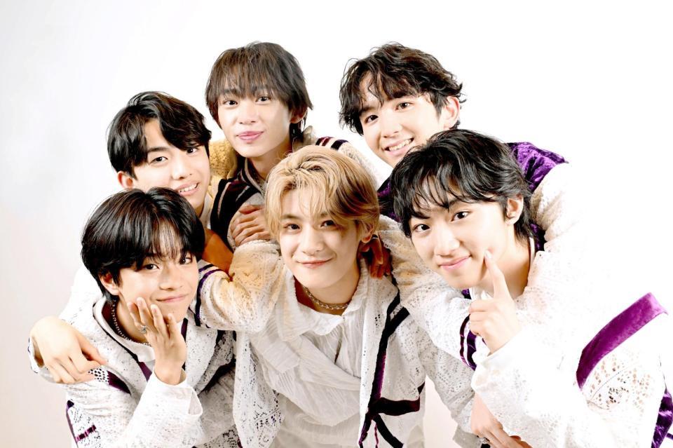 　息の合った雰囲気を見せるＬｉｅｎｅｌの（前列左から）武田創世、芳賀柊斗、森田璃空（後列左から）高桑真之、近藤駿太、高岡ミロ（撮影・堀内翔）