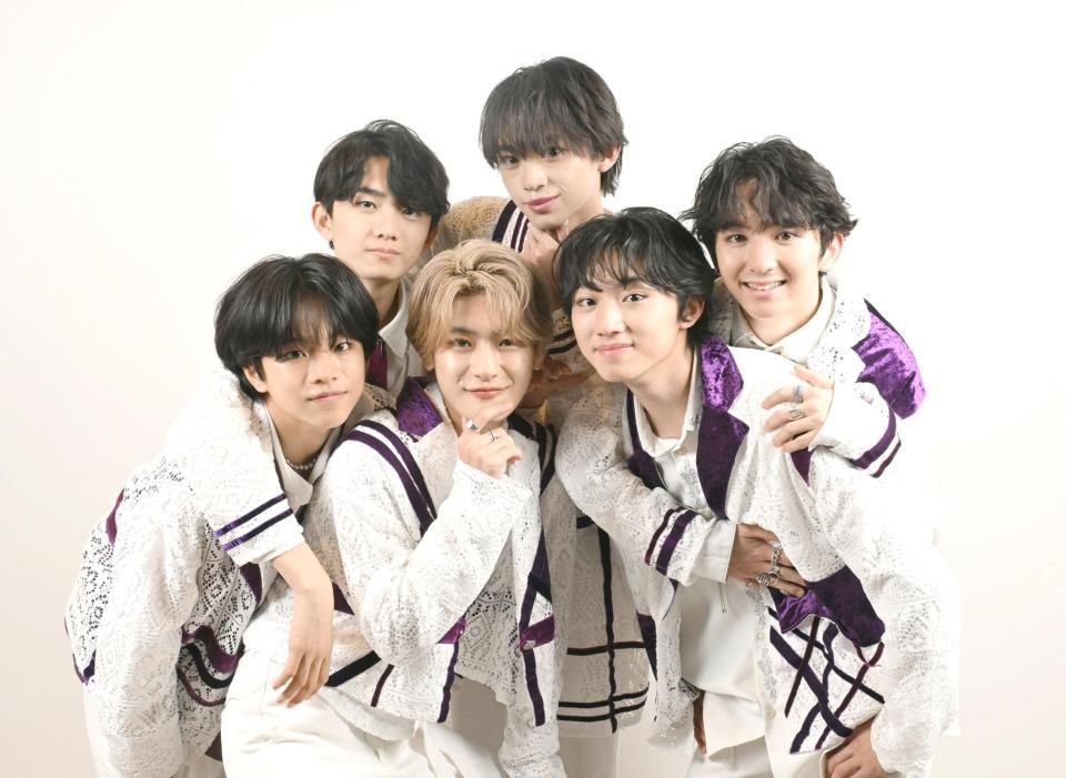 　仲の良さがにじみ出るＬｉｅｎｅｌの（前列左から）武田創世、芳賀柊斗、森田璃空、（後列同）高桑真之、近藤駿太、高岡ミロ（撮影・堀内翔）