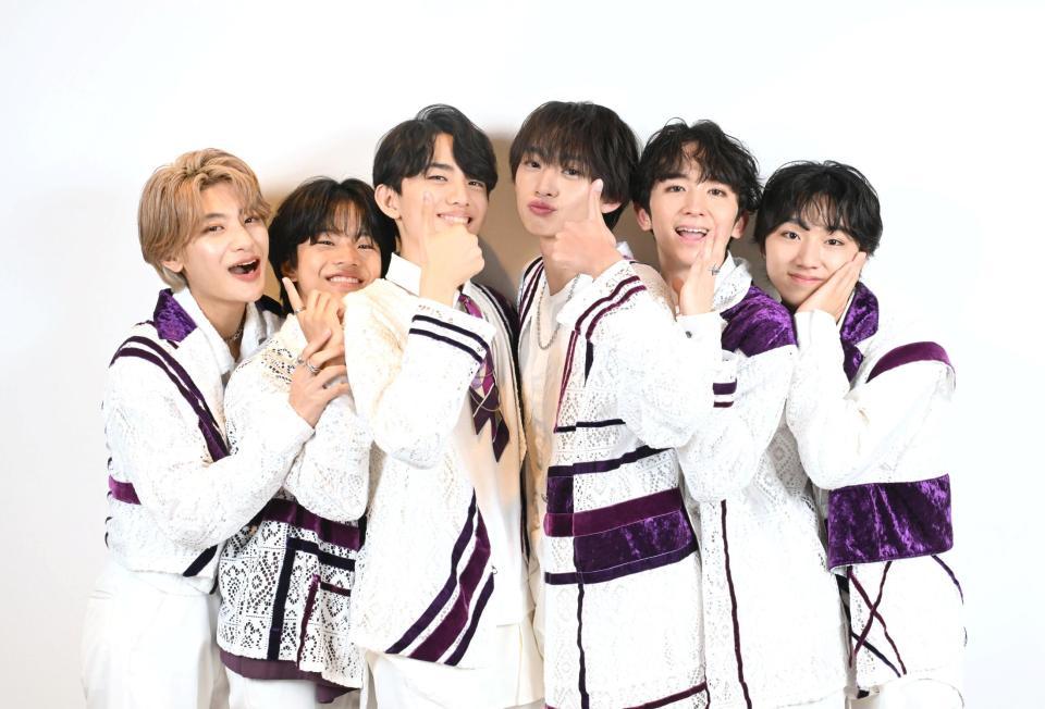 　元気にポーズを決めるＬｉｅｎｅｌの（左から）芳賀柊斗、武田創世、高桑真之、近藤駿太、高岡ミロ、森田璃空（撮影・堀内翔）