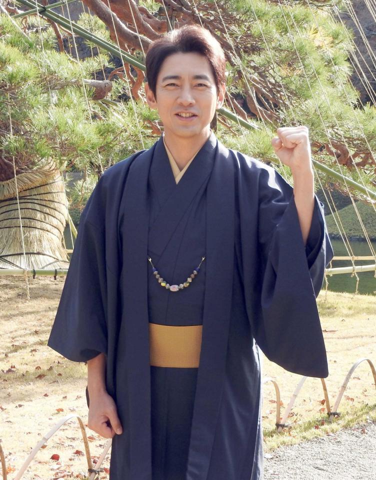 　職人の衣装で意気込む小泉孝太郎