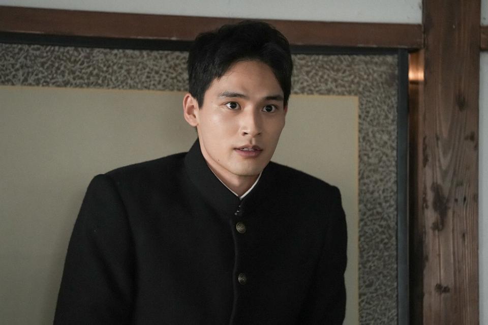 楽屋で、緊張した面持ちでスズ子を見る愛助（水上恒司）