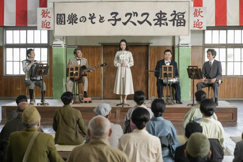 巡業で愛知の劇場に立つ「スズ子とその楽団」。左から、二村（えなりかずき）、三谷（国木田かっぱ）、スズ子（趣里）、四条（伊藤えん魔）、一井（陰山泰）