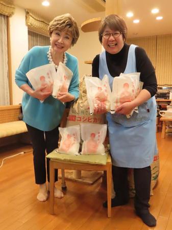 　新米を寄贈した小林幸子（左）、南谷素子さん