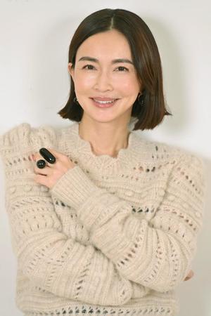 　ボブヘアで笑顔を見せる長谷川京子（撮影・西岡正）