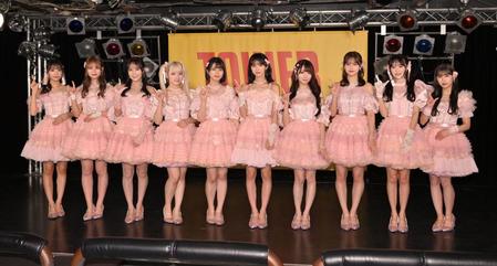 　ポーズを決める＝ＬＯＶＥ（左から）瀧脇笙古、大場花菜、諸橋沙夏、齋藤樹愛羅、佐々木舞香、野口衣織、大谷映美里、高松瞳、音嶋莉沙。山本杏奈＝東京・タワーレコード渋谷店（撮影・西岡正）  