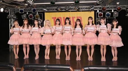 　衣装本を手にする＝ＬＯＶＥ（左から）瀧脇笙古、大場花菜、諸橋沙夏、齋藤樹愛羅、佐々木舞香、野口衣織、大谷映美里、高松瞳、音嶋莉沙。山本杏奈（撮影・西岡正）