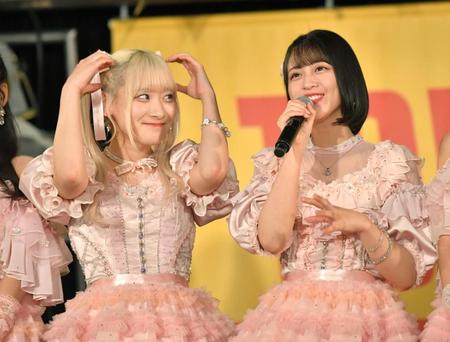 　齋藤樹愛羅（左）のヘアスタイルについて話す佐々木舞香＝東京・タワーレコード渋谷店（撮影・西岡正）