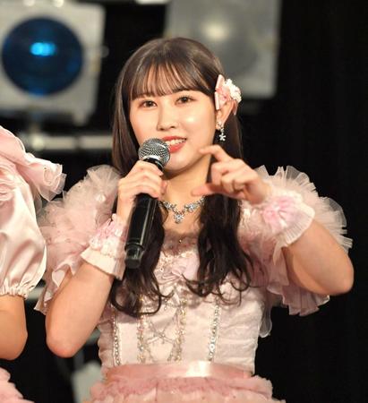 　指原莉乃とのエピソードを話す＝ＬＯＶＥの山本杏奈（撮影・西岡正）