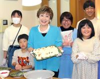 　手作りのおにぎりを手に笑顔の小林幸子（左から３人目）