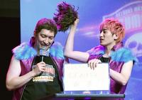 　りんたろー。（左）のかつらを取る兼近大樹