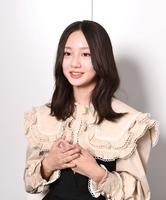 　落ち着いた表情でインタビューに答える百瀬夢奏（撮影・園田高夫）