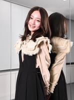 　笑顔でポーズを決める百瀬夢奏（撮影・園田高夫）