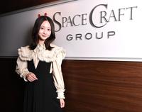 　看板の前でポーズをとる百瀬夢奏（撮影・園田高夫）