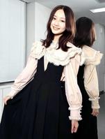 　笑顔でポーズを決める百瀬夢奏（撮影・園田高夫）