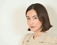 　クールな表情を浮かべる長谷川京子（撮影・西岡正）