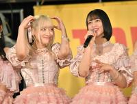 　齋藤樹愛羅（左）のヘアスタイルについて話す佐々木舞香＝東京・タワーレコード渋谷店（撮影・西岡正）