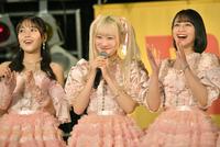 　衣装本の点数を笑顔で話す齋藤樹愛羅（中央）＝東京・タワーレコード渋谷店（撮影・西岡正）