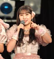 　指原莉乃とのエピソードを話す＝ＬＯＶＥの山本杏奈（撮影・西岡正）