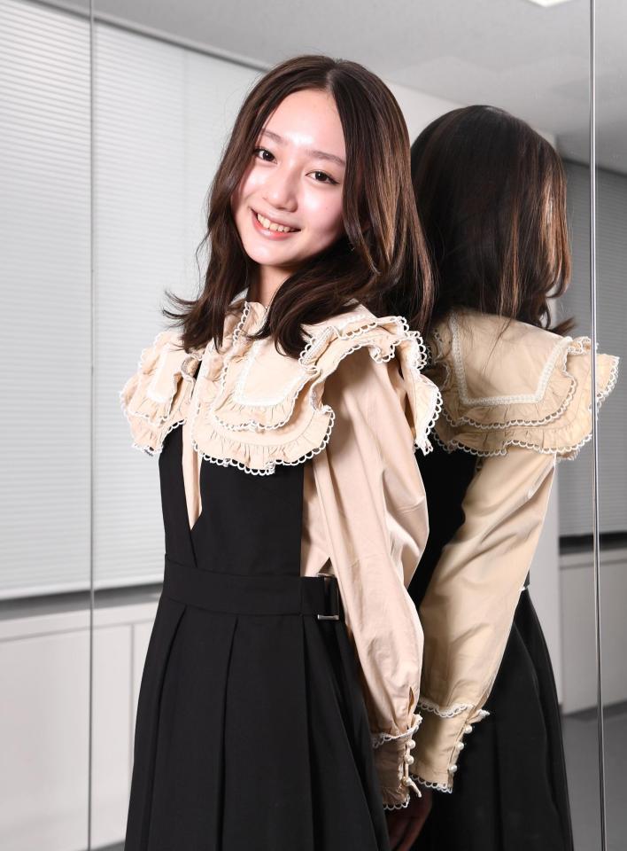 　笑顔でポーズを決める百瀬夢奏（撮影・園田高夫）