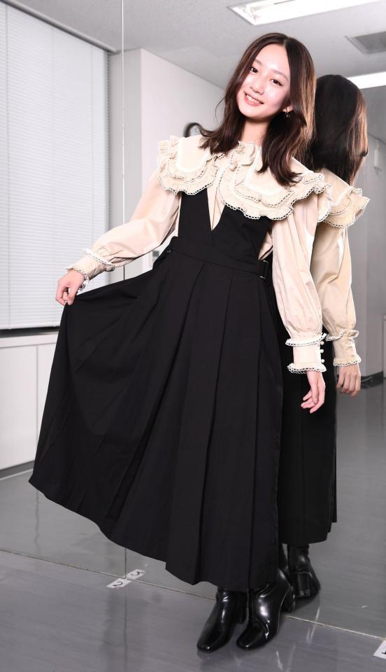 　ポーズを決める百瀬夢奏（撮影・園田高夫）