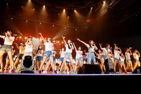　卒業コンサートを行ったＮＭＢ４８・渋谷凪咲（前列左から５人目）　©ＮＭＢ４８