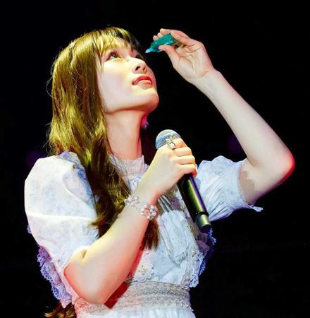 　うそ泣き用の目薬を差すＮＭＢ４８・渋谷凪咲（Ｃ）ＮＭＢ４８