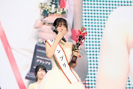 　グランプリを獲得して涙ぐむ入山七菜さん