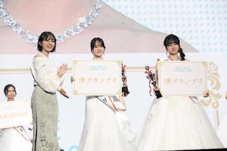 　準グランプリの粕谷亜理紗さん（中央）、吉田優花さん（右）