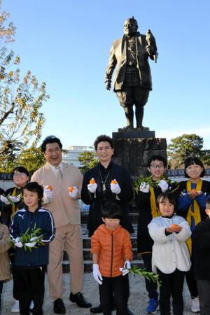 　収穫した「家康公お手植えのミカン」を手に笑顔の松本潤（後列右から３人目）と小手伸也（同４人目）