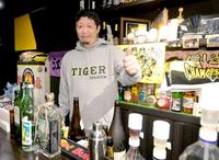 　自身の経営する店のカウンターでポーズをきめる川尻哲郎氏＝東京・ＴＩＧＥＲ　ＳＴＡＤＩＵＭ（撮影・金田祐二）