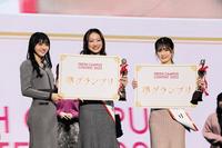 　準グランプリの瀧下鈴さん（中央）、花田愛実さん（右）