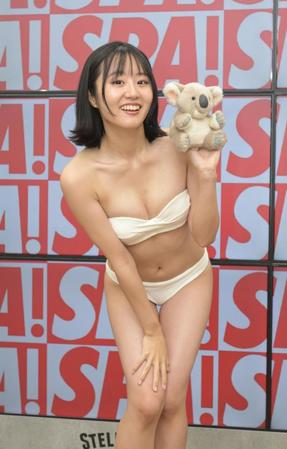 　ポーズをきめる心愛（撮影・金田祐二）