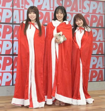 　赤いマントで登場の（左から）萌花、心愛、戸塚咲季（撮影・金田祐二）