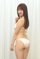 　ポーズをきめる戸塚咲季（撮影・金田祐二）