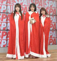 　赤いマントで登場の（左から）萌花、心愛、戸塚咲季（撮影・金田祐二）