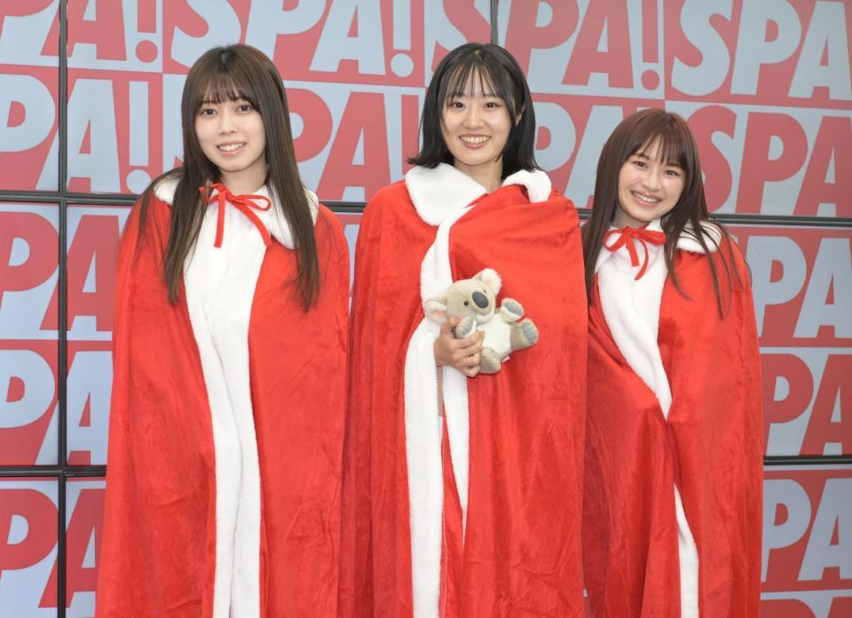 　赤いマントで登場した（左から）萌花、心愛、戸塚咲季（撮影・金田祐二）