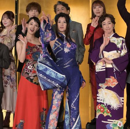 　三姉妹を演じる（前列左から）、剛力彩芽、藤原紀香、高島礼子（撮影・金田祐二）