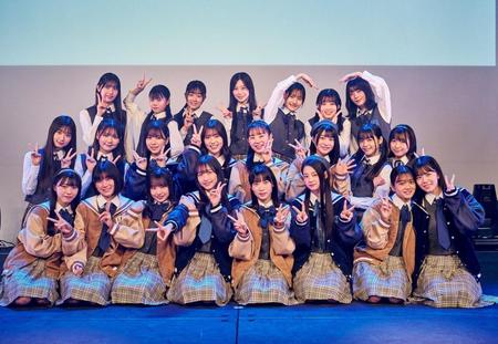 　初単独ライブを前にピースを掲げる、僕が見たかった青空のメンバーたち