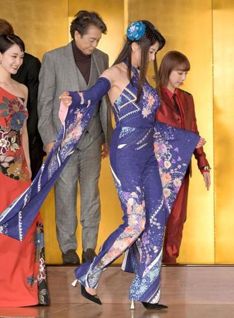 　豪華な衣装で登壇した藤原紀香（撮影・金田祐二）