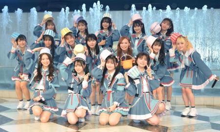 　バケツをかぶるＨＫＴ４８の１７ｔｈ選抜メンバー。２列目中央は田中美久