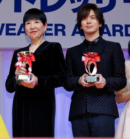 　日本ジュエリーベストドレッサー賞のトロフィーを手に笑顔を浮かべる和田アキ子（左）とＤＡＩＧＯ＝２０１６年撮影