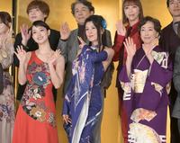 　三姉妹を演じる（前列左から）剛力彩芽、藤原紀香、高島礼子（撮影・金田祐二）