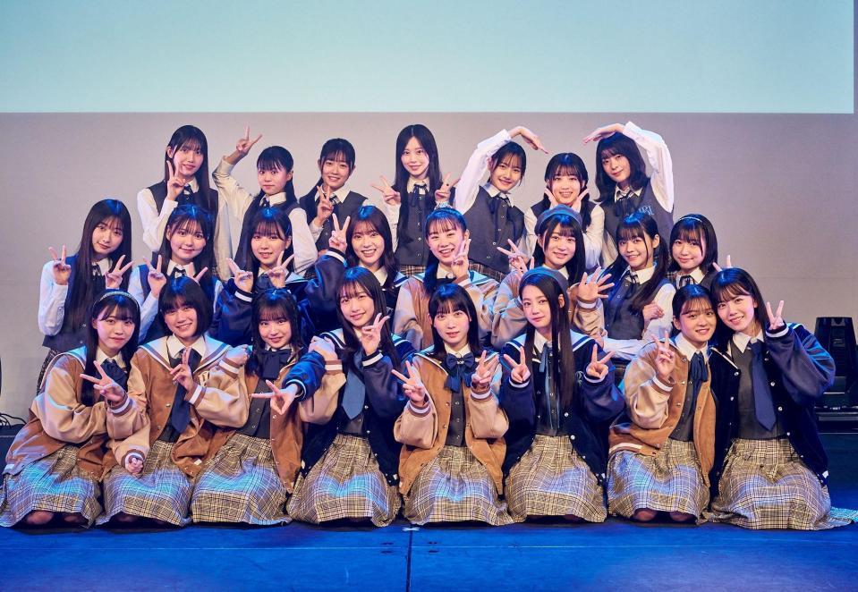 　初単独ライブを前にピースを掲げる、僕が見たかった青空のメンバーたち