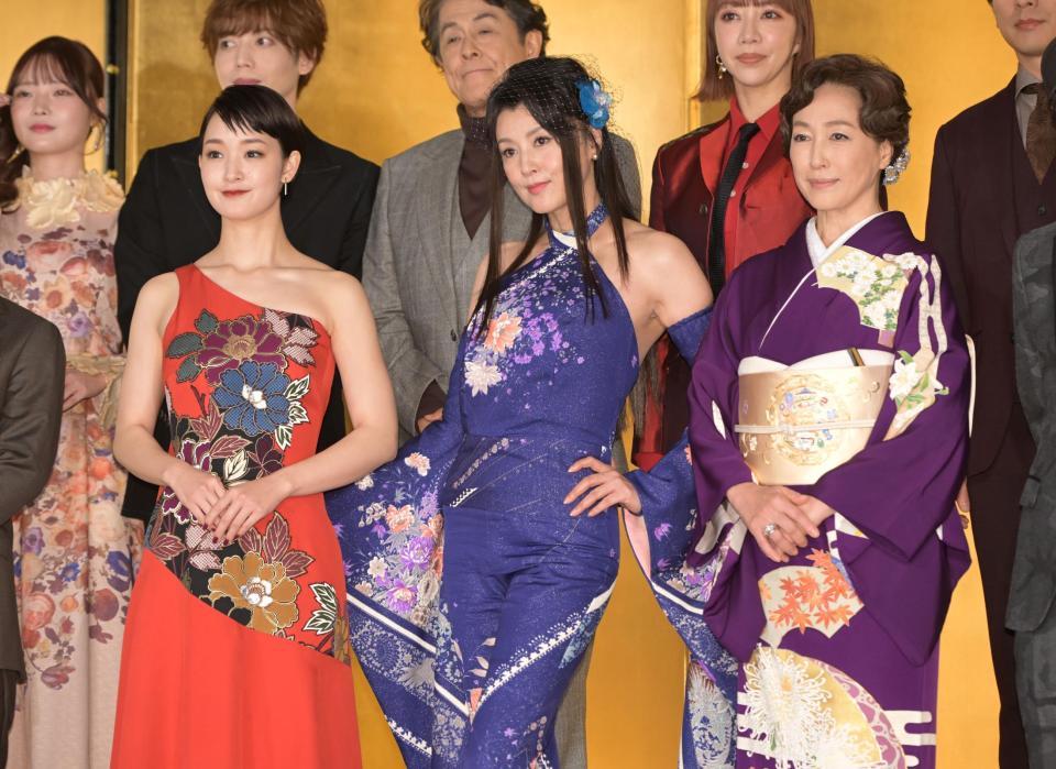 　三姉妹を演じる（前列左から）剛力彩芽、藤原紀香、高島礼子（撮影・金田祐二）