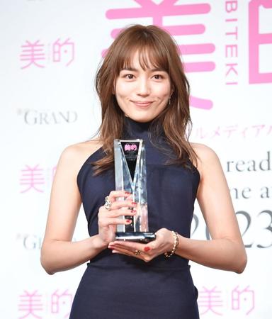 　２０２３美的ベストコスメ大賞ベストビューティウーマンに輝いた川口春奈（撮影・開出牧）