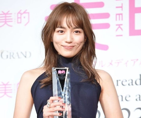 「痩せた？」「美しすぎる」川口春奈 大胆背中で反響の美ドレスのブランド明かす/芸能/デイリースポーツ online