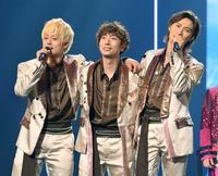 　塚田僚一（左）、橋本良亮（右）と肩を組み、客席を見つめる河合郁人